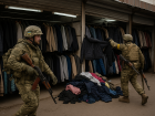В Херсоне мужчины в военной форме ограбили торговые павильоны на  рынке