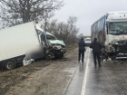 Два грузовика столкнулись на трассе в Геническом округе из-за отвалившегося колеса