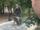 В Геническе сняли на видео странную прогулку деда с женщиной на четвереньках