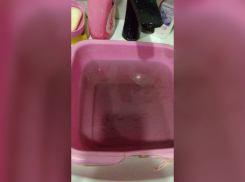 Жители Каховки второй день жалуются на чёрную воду из-под крана