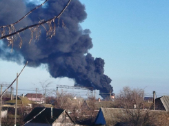 Бензовоз загорелся в Херсонской области, дым видно за несколько километров