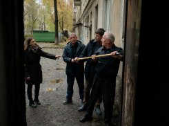 В Херсоне мародёры пытались взломать подъезд на глазах у жильцов