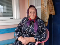 Чаплинские коммунальщики помогли ветерану облагородить участок у дома  