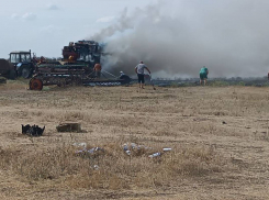 В Херсонской области сгорел комбайн, обгорел комбайнёр и выгорела сухая трава