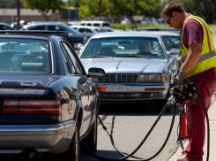 Жителям Херсона на АЗС запретили наливать более 20 литров бензина в одну машину