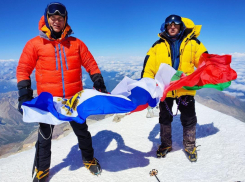 Полицейские развернули флаг Херсонской области на вершине Эльбруса