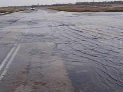 Стихия на Арабатской стрелке: дорога под водой стала испытанием для жителей