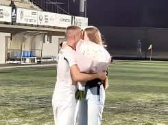 Игрок херсонского ФК «Фрегат» сделал предложение девушке на футбольном поле