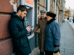 В Каланчаке аферист выманил у пожилой пары 300 тысяч под видом помощи с банкоматом