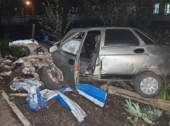 В Геническом округе водитель без прав снёс ЛЭП и влетел в забор дома