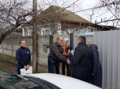 В Херсонской области сыну фронтовика вручили часы с символикой Дня Победы