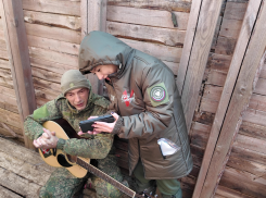 Известный актёр Игорь Петренко передал гитару херсонскому штурмовику