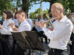 Осенний концерт оркестра собрал сотни жителей Геническа в центре города