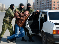 В Херсоне военкомы расстреляли машину горожанина, а после затолкали его в микроавтобус и увезли