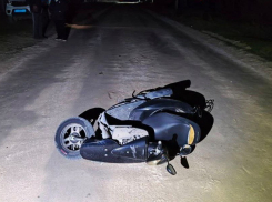 В Геническом округе скутеристка сбила пешехода и упала со скутера