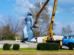 В Каховке посинел монумент девушки в шинели