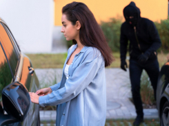 В Херсоне военкомы с оружием угнали у женщины машину для нужд армии