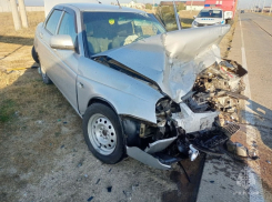 Херсонские спасатели вытащили аккумулятор из покореженного в ДТП авто