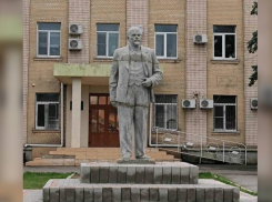 В Геническе перенесут памятник Ленину 