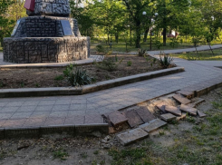 В Херсонской области вандалы сорвали флаги с памятника Неизвестному солдату