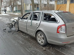 В Новой Каховке дрон ВСУ разорвал гражданскую машину у аптеки