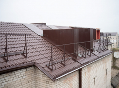 В Херсонской области показали, как выглядят отремонтированные крыши 39 многоэтажек