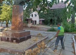 На Херсонщине коммунальщики убирают последствия обстрелов ВСУ