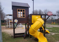 В Геническе вандалы украли качели с детской площадки через день после установки