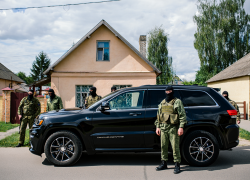 В Херсоне люди в военной форме зарубили горожанина топором и угнали его машину