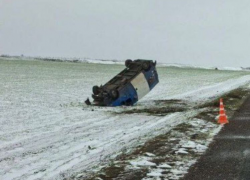 Водитель микроавтобуса пострадал в страшном ДТП на трассе в Каховском округе