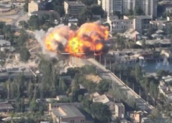 Момент попадания ФАБ-3000 по мосту в Херсоне попал на видео