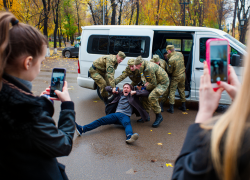 В Херсоне военкомы избили двух девушек за съёмку насильной мобилизации горожанина