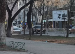 Власти Херсона показательно убирают улицы, пока горожане выживают без света и тепла