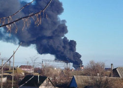 Бензовоз загорелся в Херсонской области, дым видно за несколько километров