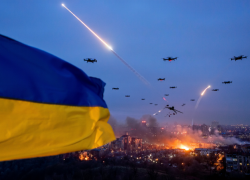 Десятки дронов и ракет прорвались через Херсонскую область и обрушились на Украину