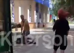 Появилось видео с бешенным мужчиной, бегающим за детьми в Херсоне с ножом