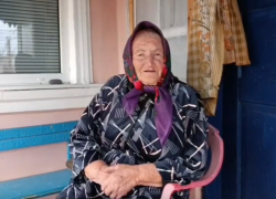 Чаплинские коммунальщики помогли ветерану облагородить участок у дома  