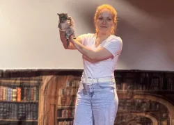 Спасённого из зоны СВО котёнка в театре Юрия Куклачёва назвали Херсоном