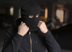 В Геническе задержали мужчину, пытавшегося влезть в магазин