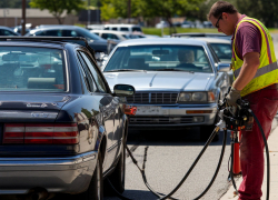 Жителям Херсона на АЗС запретили наливать более 20 литров бензина в одну машину