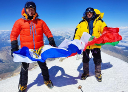 Полицейские развернули флаг Херсонской области на вершине Эльбруса