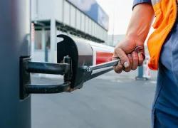 Коммунальщики Скадовска починили шлагбаумы после массовой жалобы жителей 