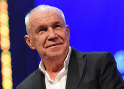 Артист Сергей Гармаш высадил 67 дубов в Геническе, которые увидит даже космос