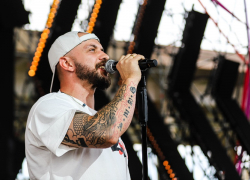 Рэпер ST спел с дочкой росгвардейца с Херсонщины — бойцы записали ему видеообращение