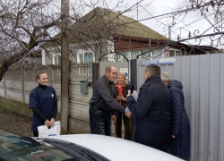 В Херсонской области сыну фронтовика вручили часы с символикой Дня Победы