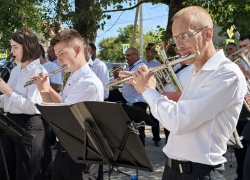 Осенний концерт оркестра собрал сотни жителей Геническа в центре города