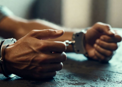 В Херсоне боевик ВСУ ограбил женщину