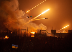 Огненный столб искр сняли над Украиной после массированного ракетного удара