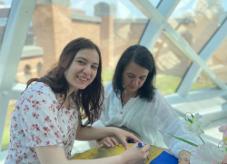 Дочь херсонской чиновницы получала зарплату, отдыхая за границей