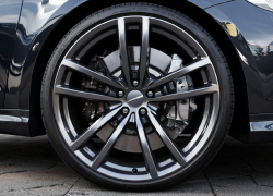 На трассе под Херсоном авто с двумя детьми перевернулось из-за разрыва колеса